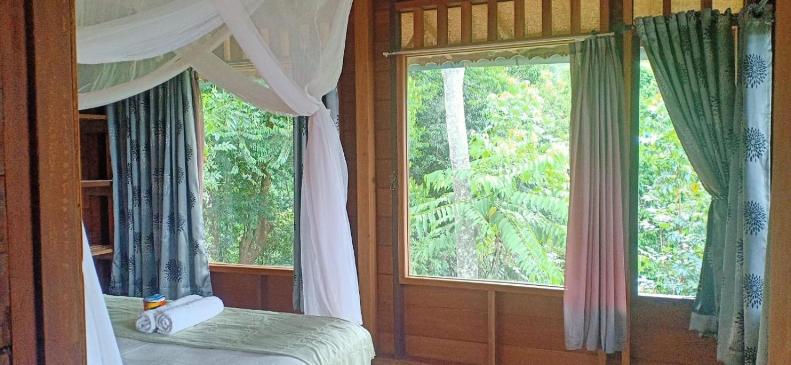 On The Rocks Bungalows, Restaurant And Jungle Trekking Tours Bukit Lawang Zewnętrze zdjęcie