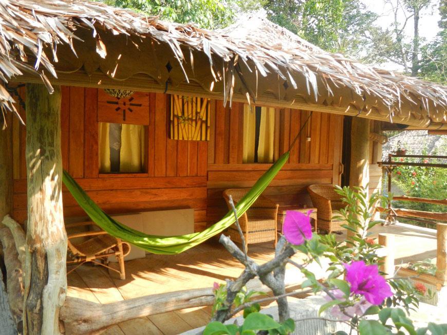 On The Rocks Bungalows, Restaurant And Jungle Trekking Tours Bukit Lawang Zewnętrze zdjęcie