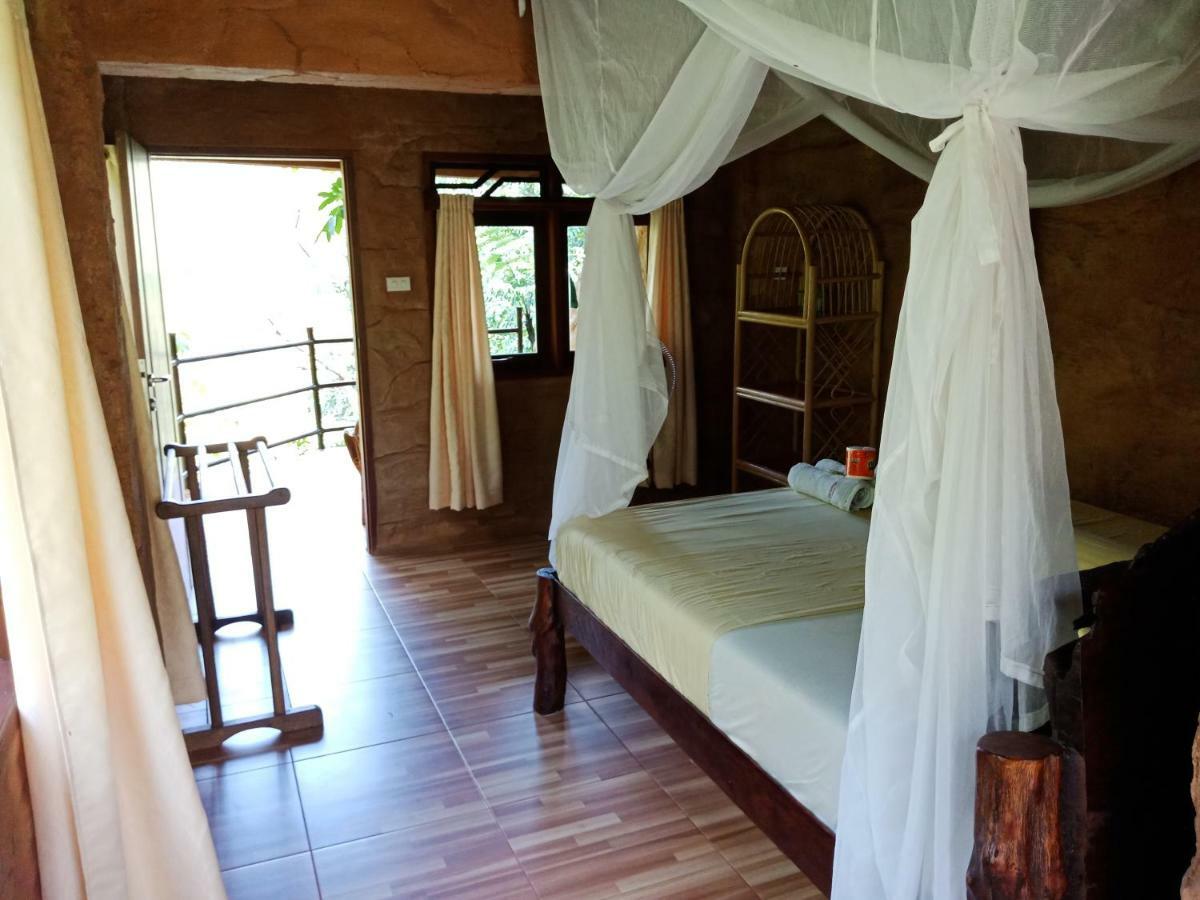On The Rocks Bungalows, Restaurant And Jungle Trekking Tours Bukit Lawang Zewnętrze zdjęcie